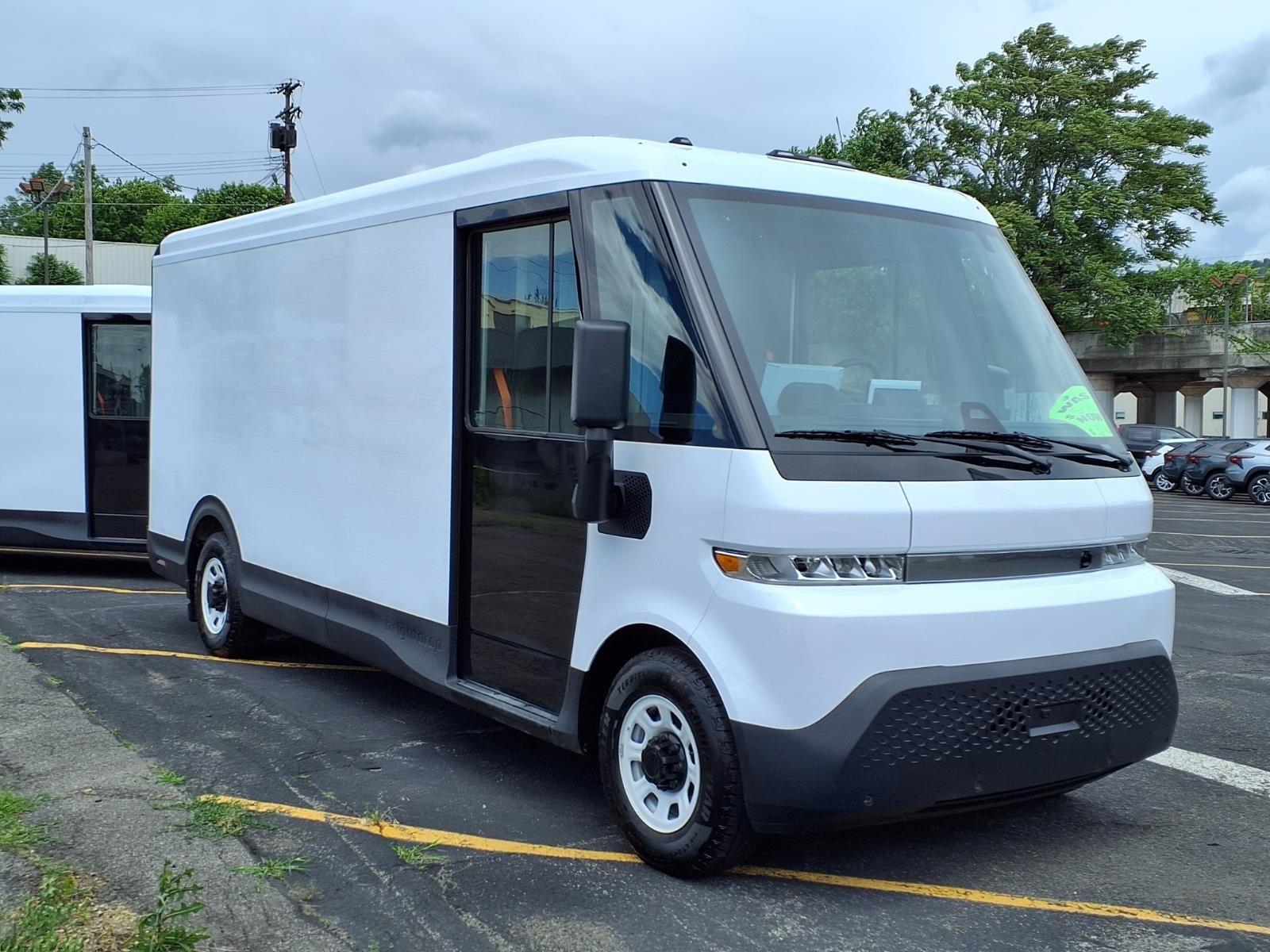 2024 BrightDrop Zevo 600 EJY in Oyster White — front three-quarter view